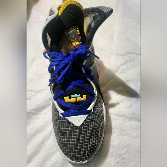 Nike LeBron 19 Hardwood Classic size 9.5 Mens - Picture 7 of 16